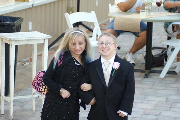 10. У нее уже был друг — тоже страдающий от карликовости юноша по имени Брэд Джордан.