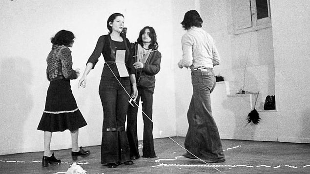 6 saat sürmesi planlanan gösteride Marina Abramoviç bir cansız manken gibi sabit kalacaktı.
