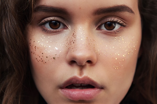 1. Что только ни делают барышни сегодня, чтобы на их лице появились веснушки... Одни делают переводные тату..,