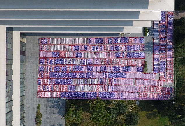 Alibaba'nın kaç çalışanı için hazırlandığını gösteren, yatakların havadan çekilmiş bir fotoğrafı.