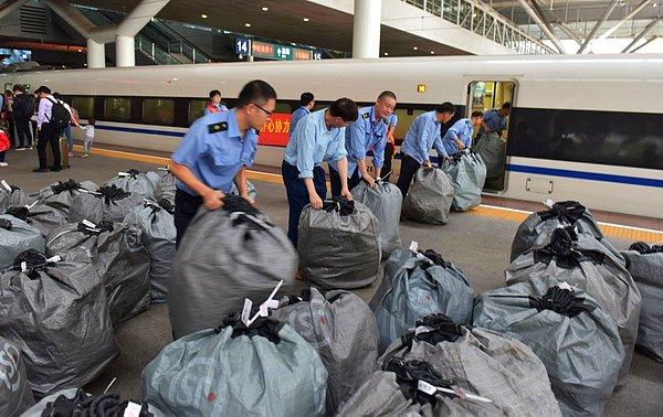 Guangdong eyaletindeki süper hızlı trenler de çuvallanan malları yerlerine teslim etmek için kullanılmış.
