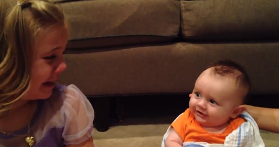 Küçük Kardeşi Çok Tatlı Olduğu İçin Hiç Büyümesini İstemeyen Ufaklık