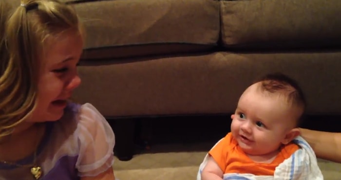 Küçük Kardeşi Çok Tatlı Olduğu İçin Hiç Büyümesini İstemeyen Ufaklık