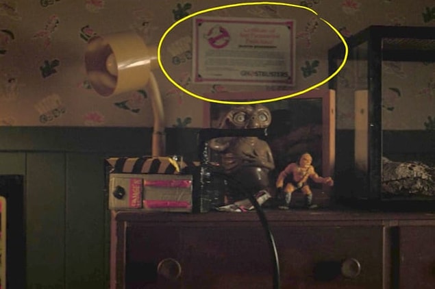 11. 'Ghostbusters' demişken, Dustin'in duvarında "Anti-Paranormal Uzmanlık Sertifikası" asılı. Bu sertifika 1984 yılında 'Ghostbusters'ın resmi hayran kulübü üyelerine veriliyordu yalnızca.