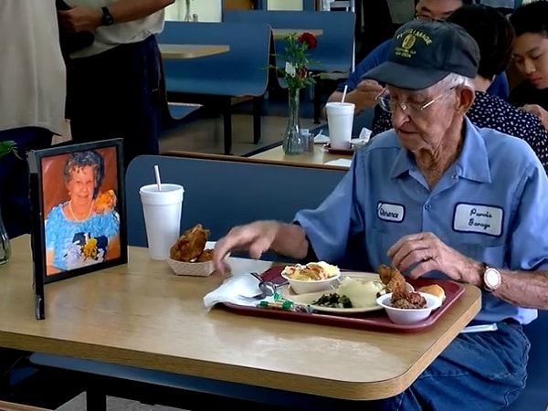 Кларенс хранит много воспоминаний в своем доме. Даже лампа, включенная за пять месяцев до смерти Кэролин, все еще работает.