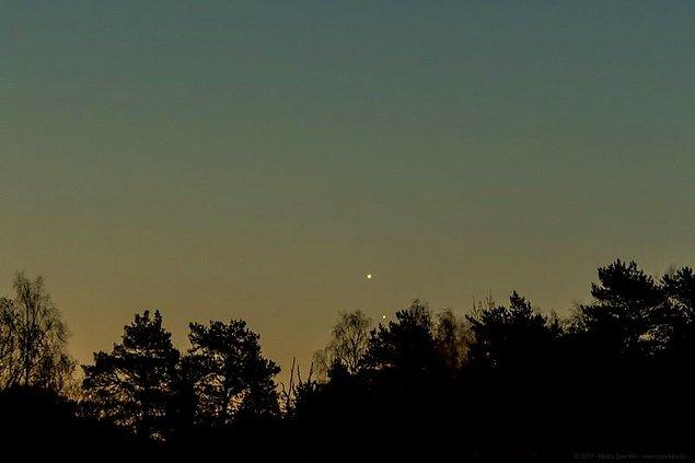 Aslında birbirlerinden çok çok uzakta bulunan Venüs ve Jüpiter gezegenleri gökyüzünde 17 dakika (0.28 derece) mesafeye kadar yakınlaştılar.