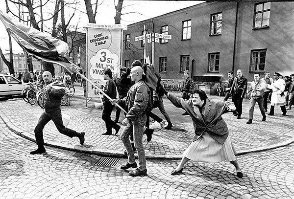 3. Danuta Danielsson bir Neo-Nazi'ye çantasıyla vururken, 13 Nisan 1985