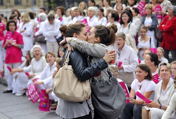 2. Fransa'da 2012 yılında gerçekleşen, homoseksüel evlilik karşıtı bir gösteride öpüşen iki kadın