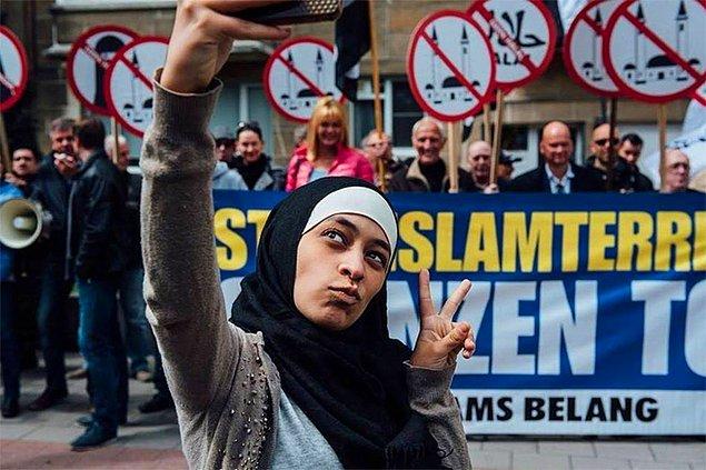4. Belçika'nın Anvers şehrinde yapılan İslam karşıtı bir gösteri sırasında selfie çeken Zakia Belkhiri