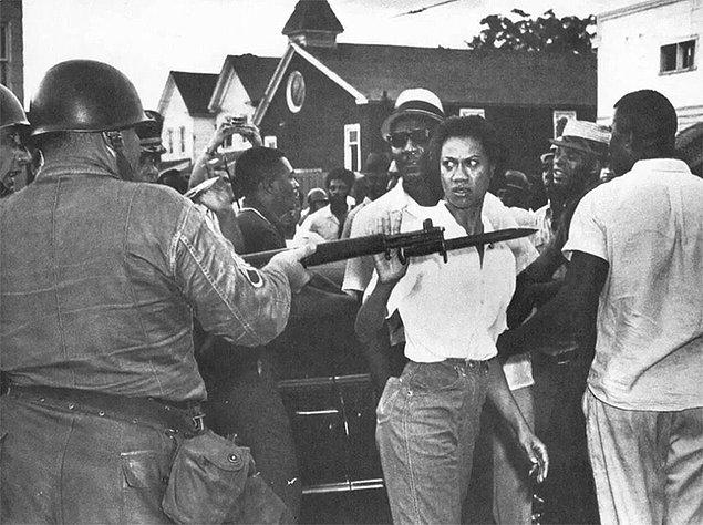 11. Maryland, Cambridge'deki bir protesto sırasında Gloria Richardson  bir askerin süngüsünü itiyor.