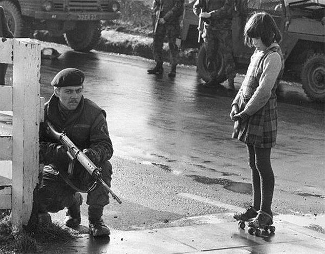 12. Patenleriyle bir askerin yanına kadar gelip, ona korkmadığını gösteren İrlandalı küçük kız