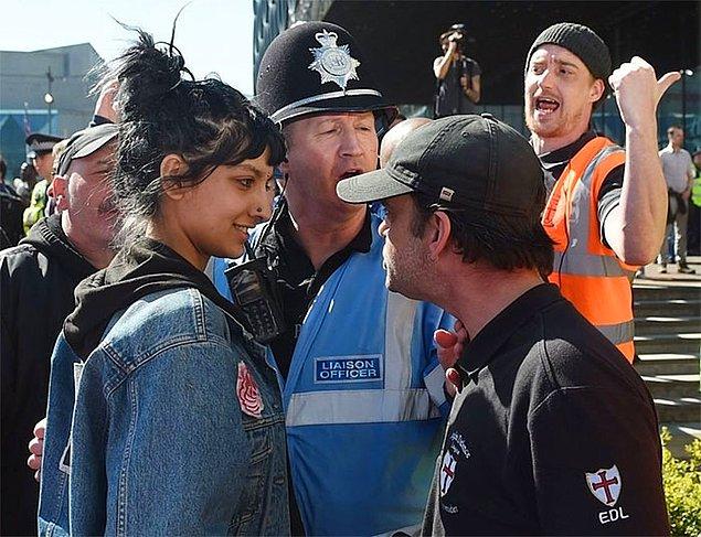 15. "English Defence League"in İslam karşıtı protestosunda 25 kişi tarafından etrafı sarılmış başörtülü kadını "gülümseyerek" koruyan Saffiyah Khan