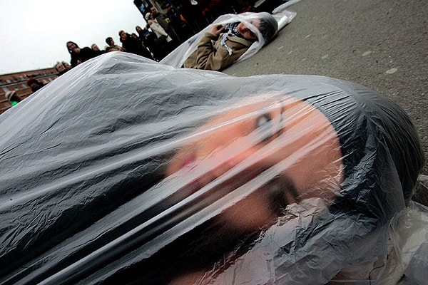 19. Siyah Giyen Kadınlar adlı derneğin bir üyesi, barış yanlı protesto içni poşette sarılı şekilde yerde yatıyor.