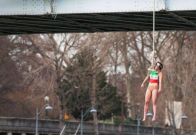 20. FEMEN aktivistlerinden Sarah Constantin, İran'daki idamlara dikkat çekmek için kendisini Paris Köprüsü'ne astığında: