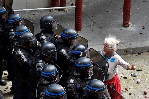 21. Paris'teki hükümet karşıtı protestoya müdahale eden polislerin karşısındaki kadın