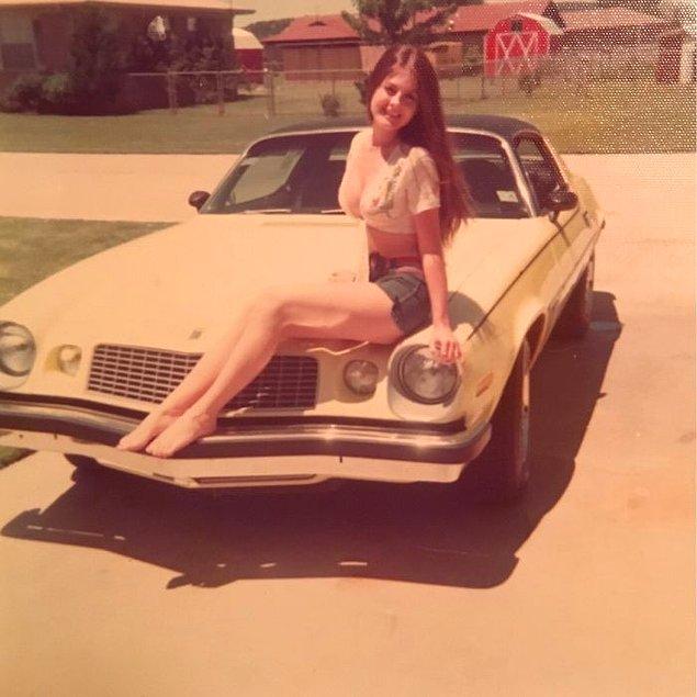 6. "1975 yılında annem ve Camaro'su."