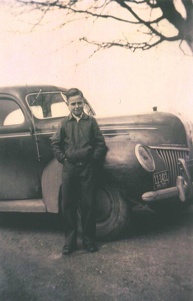 12. "Babam ilk arabasını 11 yaşındayken kendi biriktirdiği parayla almış. Bu araba 1939 model bir Ford."