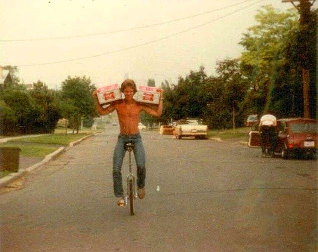 20. 80'lerin başında, 48 tane birayı tek tekerlek üzerinde taşıyan adam.