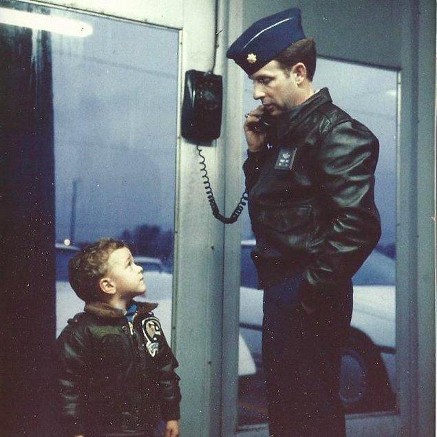 22. "1980'lerde savaş pilotu olan babama hayranlıkla bakıyorum."