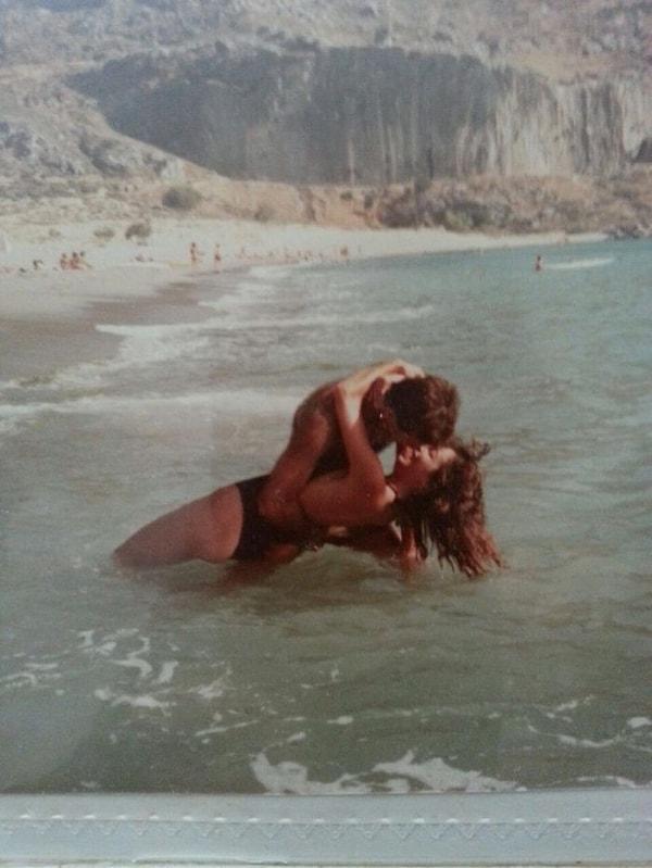 28. "Annem ve babam Santorini Adası'nda gençliklerini deli dolu yaşıyorlar."