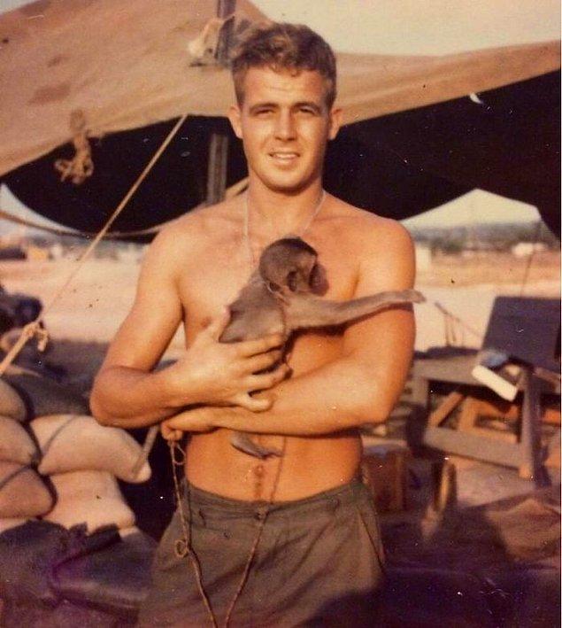 31. "1966'da babam Vietnam'da evcil maymunuyla."