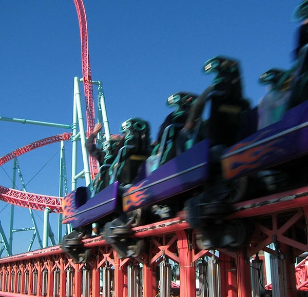 3. Когда 11-летний мальчик катался на аттракционе "Xcelerator" в тематическом парке Knott's Berry Farm (Калифорния, США), кабинку разрубило пополам тросом, в результате чего серьёзно пострадала нога мальчика.