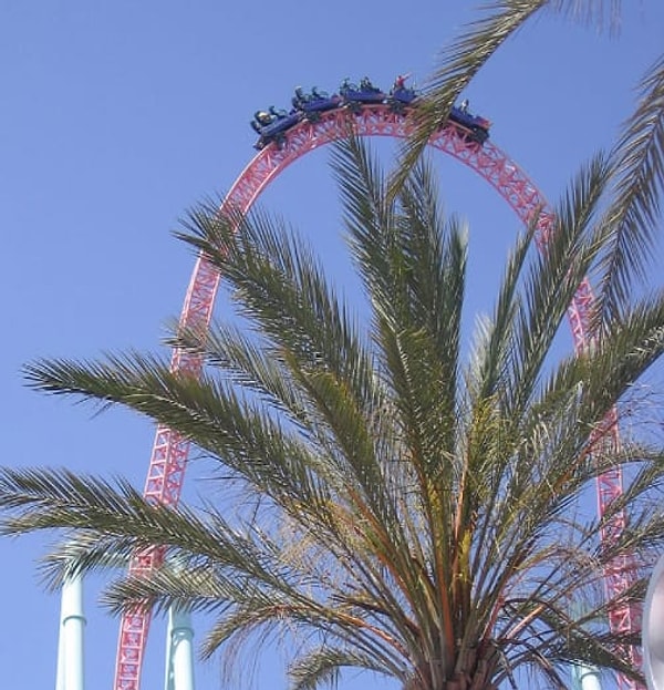 3. Когда 11-летний мальчик катался на аттракционе "Xcelerator" в тематическом парке Knott's Berry Farm (Калифорния, США), кабинку разрубило пополам тросом, в результате чего серьёзно пострадала нога мальчика.