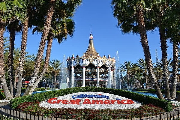 7. В 1999 году 12-летний мальчик выскользнул из своего ремня во время катания на аттракционе свободного падения в парке развлечений Paramount's Great America (Калифорния, США). До того, как упасть на землю, он пролетел 63 метра.