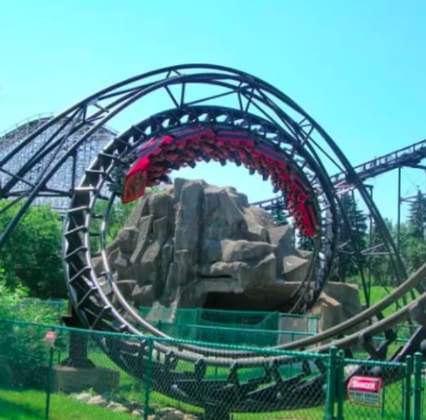 9. В 1998 году в парке развлечений Six Flags Great America (Иллинойс, США) сломался аттракцион "The Demon", и люди провисели вверх ногами около 3 часов.