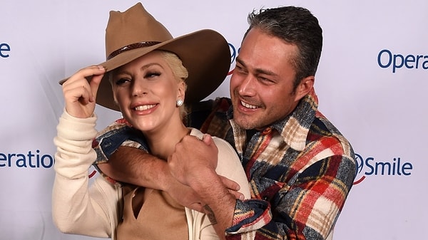 4. Леди Гага и Тейлор Кинни