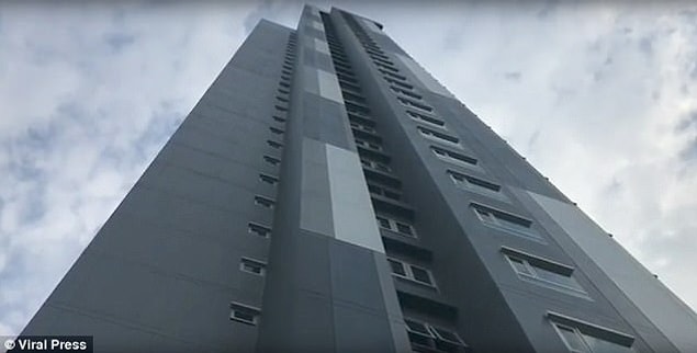 Görevliler kontrolleri gerçekleştirdi. Nokyungtong bebeğini pencereden attığını kabul etti.