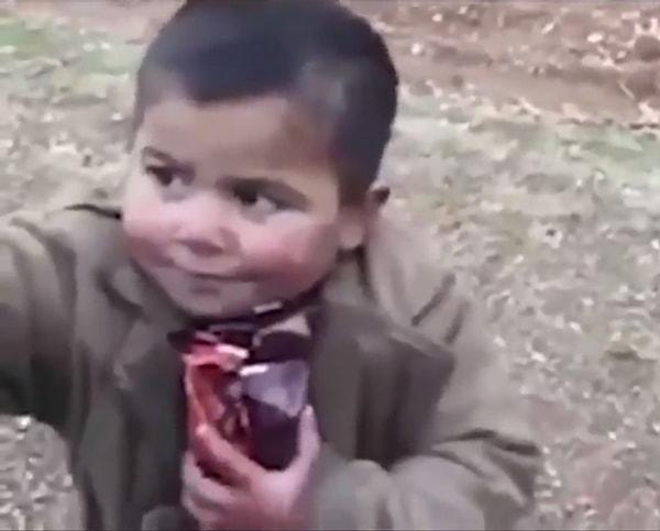 1. Suriye'de, Türk askerleri, kendilerine el sallayan küçük bir çocuğa çikolata ikram etmiş, sevimli çocuğun mutluluğunu da böyle kaydetmişti.