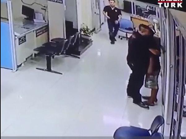 14. Bangkok'ta gözü dönen bir kişi polis karakoluna elinde bıçakla daldıktan sonra, adamı bir polis memuru rahat tavırlarla sakinleştirmiş ve ona sarılarak örnek bir davranış göstermişti.