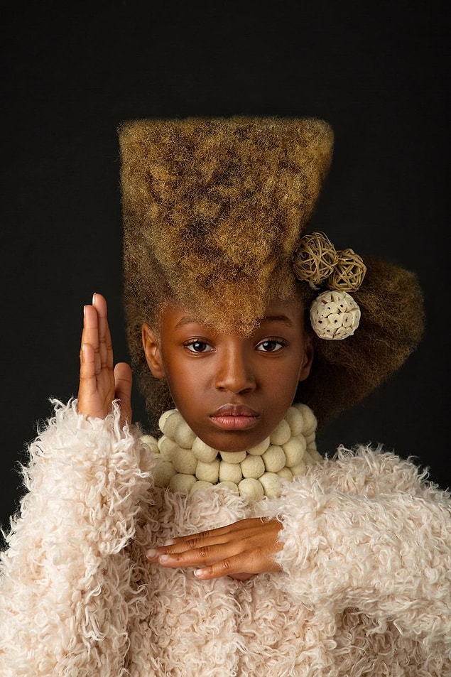 'Afro Art' aynı zamanda başka tarz kostümlerin de olduğu çekimler içeriyor.