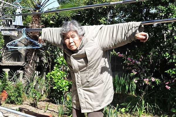 1. Geçti bizden kalıbı yavaş yavaş hayatınıza giriyorsa Japonya'nın tontik fotoğrafçısı Kimiko Nishimoto'yla tanışmanız şart! 👇