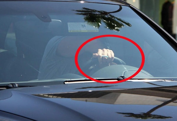 12. Это размытое изображение, на котором Леонардо Ди Каприо курит вейп