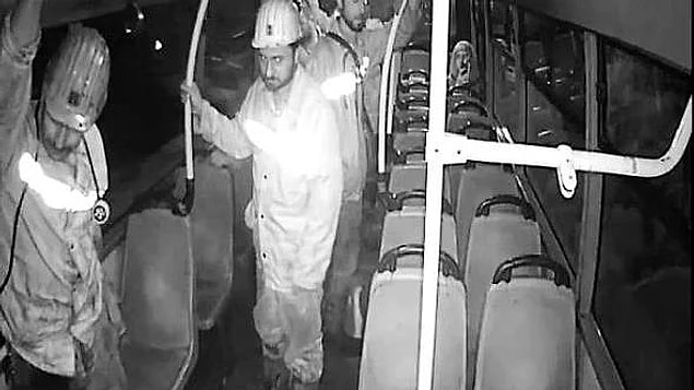 19. Zonguldak'ta adeta insanlığımızı sorgulatan bir olay yaşanmış, bir grup maden işçisi bindikleri otobüs boş olmasına rağmen koltuklar 'kıyafetlerinden kirlenmesin' diye ayakta yolculuk etmişti.
