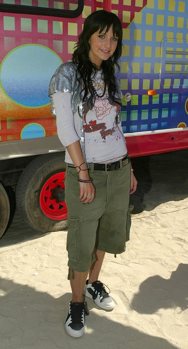 5. Без шипованных ремней и футболок с принтом было просто не обойтись.