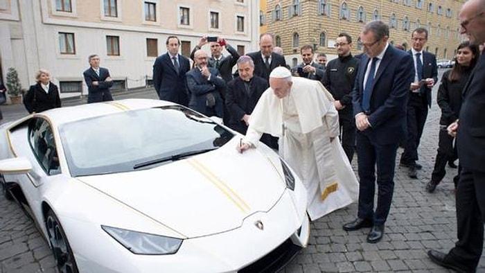 200 Bin Euro'luk Lamborghini'yi Kutsayan Papa