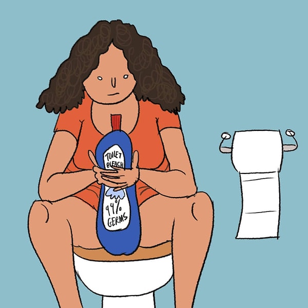 3. Читают состав на средстве для чистки унитазов, когда забывают взять с собой телефон