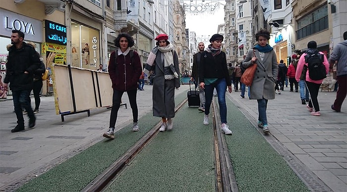 Ağaç Yoksa Kauçuk Sersinler:  İstiklal Caddesi'ndeki Tramvay Yolu Yenileme Çalışmalarıyla 'Yeşillendi'