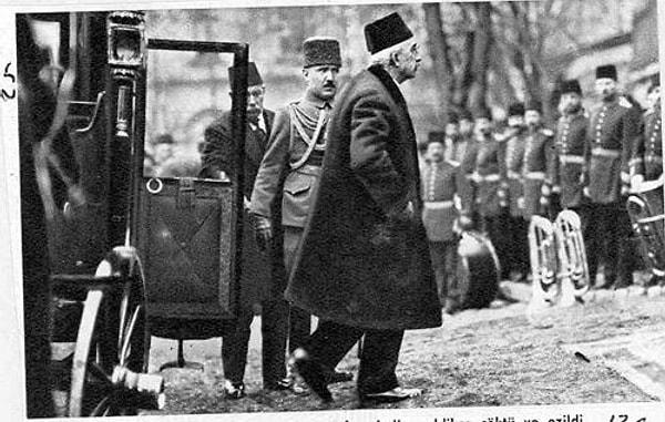 8 Temmuz 1918'de abisinin vefatı üzerine tahta çıkan VI. Mehmed, Suriye-Filistin'in kaybedildiği bir tabloyla karşı karşıyaydı.