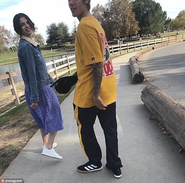 Selena'ya gelirsek, Justin'le sürekli olarak dolaşıyorlar. Bir kaynak ilişkiye tekrar başladıklarını, yürütmek istediklerini ve gizli tuttuklarını söyledi.