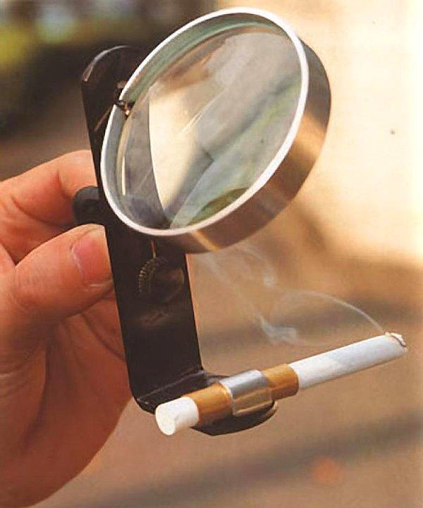 12. "Güneş enerjisiyle çalışan çakmak!" deyince belki biraz havalı gelebilir ama adamlar bunu da icat etmiş: Sigara yakmak için büyüteç. 🤔