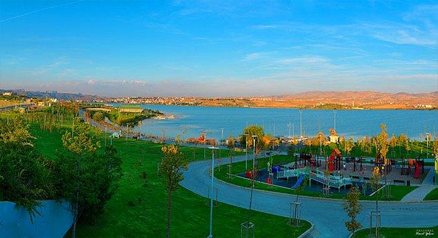 Ankara’da deniz yok, evet ama göl var. Canınız sıkıldı, su görmek istediniz, Gölbaşı’na bir otobüsle gidebileceksiniz.
