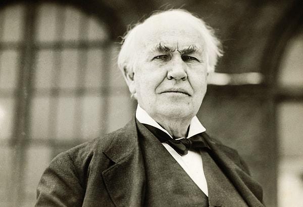 2. Thomas Edison ömrünün son zamanlarını tekerlekli sandalyede geçirdi. Bu dönemde arkadaşı Henry Ford da kendine bir tekerlekli sandalye aldı. Yarış yapmak için.