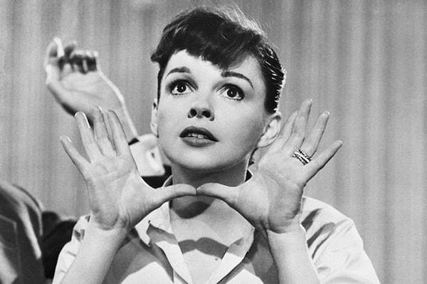 5. Oz Büyücüsü’nün çekimleri esnasında 16 yaşındaki Judy Garland’a kilo verebilmesi ve iştahını kapatabilmesi için çılgın bir diyet uygulanmış. Bu diyete günde 80 sigara içmek de dahilmiş.