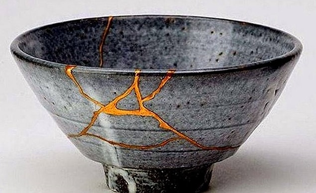 9. Japon kültüründe kırılmış testileri gümüş vernikle tamir edip kullanmaya dayanan Kintsukuroi adında bir pratik var. Kırılan objelerin daha da güzelleştiğini savunan bir felsefeye dayanıyor.