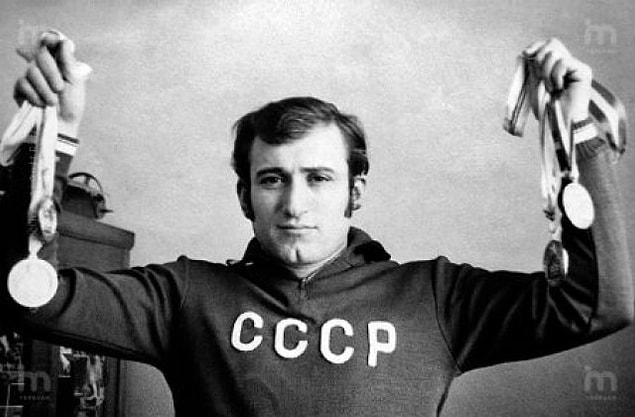 8. Kirli bir göle düşmüş 20 kişiyi kurtaran profesyonel yüzücü Shavarsh Karapetyan bu olaydan sonra çok ağır bir zatürre geçirdi, kanı enfeksiyon kaptı ve komaya girdi.