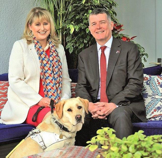 Richard Moore ve görme engelli eşi Maggie Moore'un Türkiye'de görme engellilere yardım edecek rehber köpek eğitimi projesi de diğer alkışlanacak hareketlerinden.